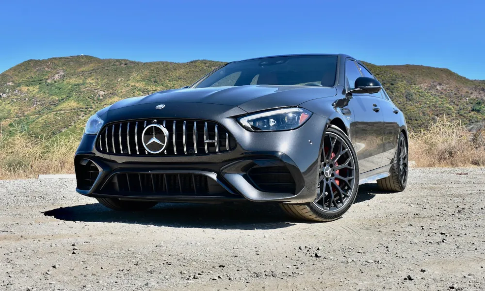 मर्सिडीज-AMG C63 S E परफॉरमेंस